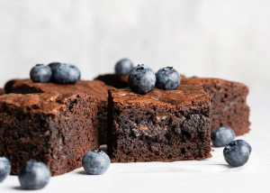 Csupa csokis áfonyás brownie: úgy az igazi, ha a belseje ragacsos marad