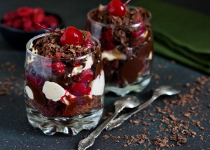 Fekete-erdő torta pohárban: friss meggyel készül a hideg desszert