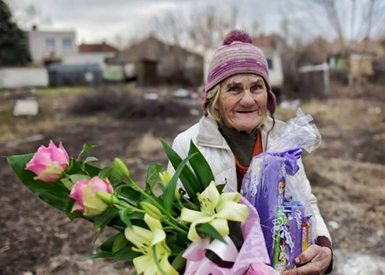 Csokival és virággal kereste meg a MÁV a vonatról leparancsolt 74 éves nénit