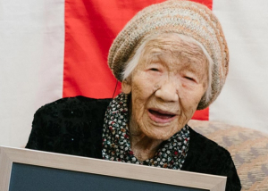 A legidősebb japán szerint a kóla, a csoki és a társasjáték tartja őt életben