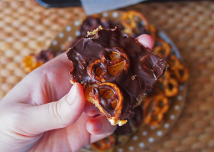 Roppanós csokiba burkolt karamellás perecek: isteni édesség 4 hozzávalóból